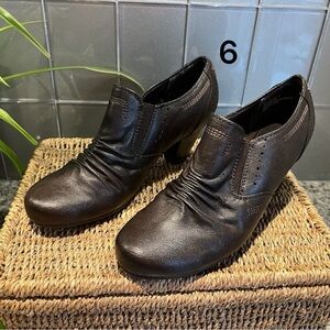 BASS Shoe Boot Size 6M Brown Man Made Material Good Condition 2 1/4" Heel